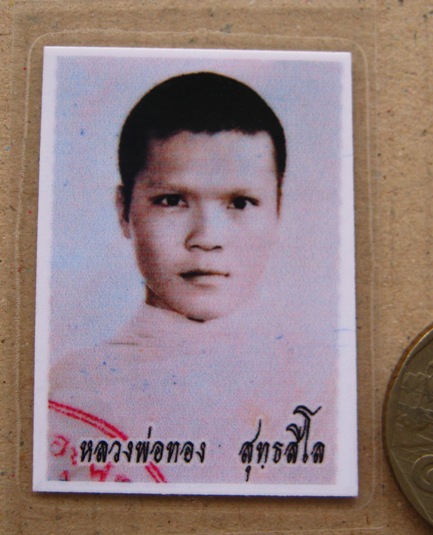 รูปถ่ายขาวดำขนาดห้อยคอ พร้อมเคลือบพลาสติก หลวงพ่อทอง วัดเขายายหอม หลังจารยันต์หมึกสีน้ำเงิน จารจากมื