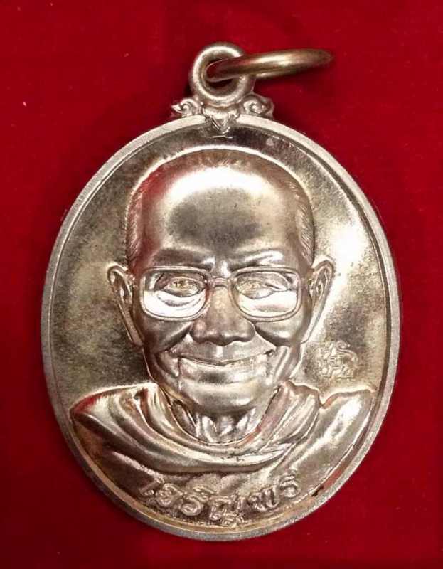 เหรียญเจริญพร รุ่นแรก หลวงพ่อจรัญ วัดอัมพวัน เนื้ออาปาก้า สวยๆ พร้อมกล่องเดิมครับ