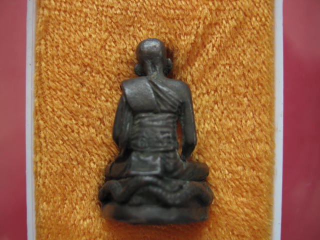หลวงปู่คำพันธ์ รูปเหมือน นั่งพญานาค ปี42 เนื้อนวะโลหะ กล่องเดิม