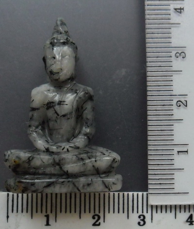 พระพุทธแกะจากแก้วขนเหล็กตัน (แก้วโป่งข่ามเมืองเถิน ลำปาง)