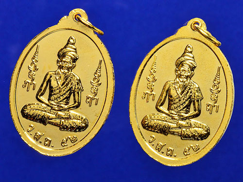 เหรียญหลวงปู่ทวด ด้านหลังพระฤาษี ว.ส.ถ.๕๒ เนื้อกะไหล่ทอง มาพร้อมกันสองเหรียญ