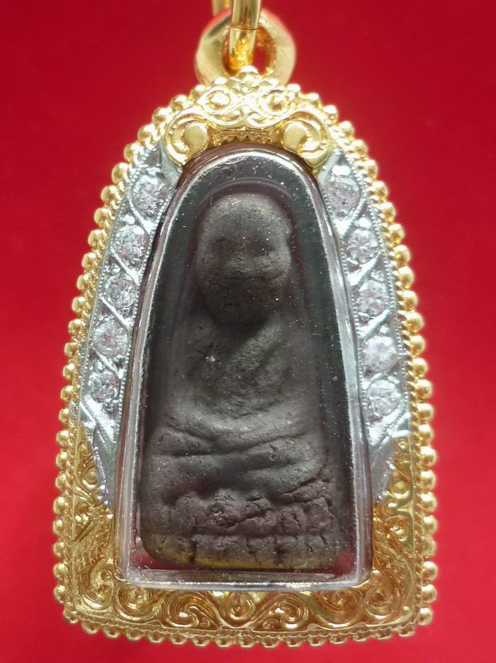 หลวงปู่ทวดเนื้อว่าน พิมพ์พระรอด"รุ่นมงคล ๕" ด้านหลังหลังโรยผงตะไบแร่ จัดสร้างปี พ.ศ.๒๕๔๑