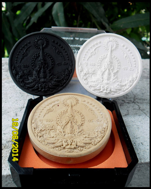 >> เคาะเดียว << อภิปัญญามหาเศรษฐี เนื้อผง ครบ 3 สี ขนาด 5.5 ซม. 