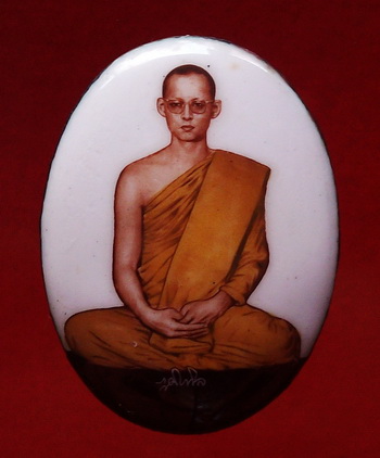 ล็อกเก็ตในหลวงทรงผนวช หลังอุดเทียนชัย+เเผ่นเงิน+จีวร ปี08 ( รูปวงรี ฉากสีขาว ) หายาก ราคาเบาๆ