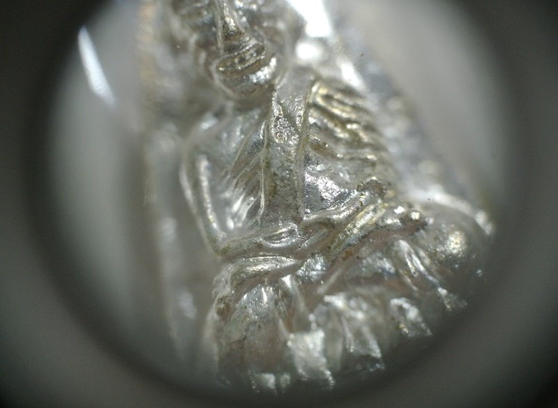 หลวงปู่ทวดหลังเตารีดหล่อโบราณวัดบวรนิเวศวิหาร เนื้อนวะโลหะแก่เงิน 12 โค๊ด หมายเลข 202 ปี 43