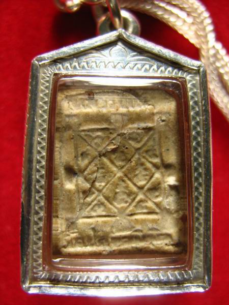 7,500.- สมเด็จคะแนน ปรกโพธิ์ เนื้อเกสร หลังยันต์ลึก หลวงปู่โต๊ะ วัดประดู่ฯ กทม. พร้อมสร้อยเงิน