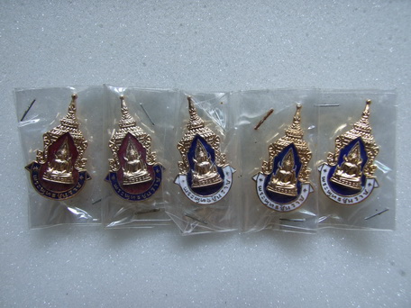 เข็มกลัดเก่า พระพุทธชินราช กะไหล่ทองลงยาสีแดง-น้ำเงิน น้ำเงิน-ขาว รวม 5 อัน สภาพสวย ซองเดิม
