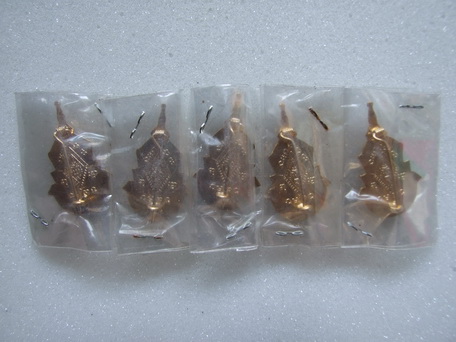 เข็มกลัดเก่า พระพุทธชินราช กะไหล่ทองลงยาสีแดง-น้ำเงิน น้ำเงิน-ขาว รวม 5 อัน สภาพสวย ซองเดิม