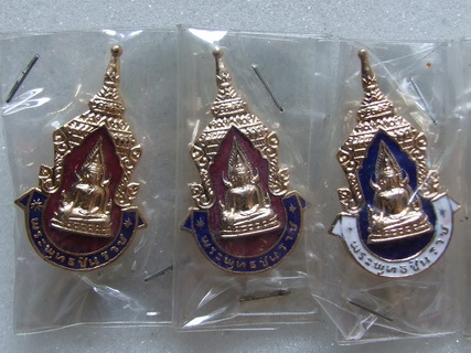 เข็มกลัดเก่า พระพุทธชินราช กะไหล่ทองลงยาสีแดง-น้ำเงิน น้ำเงิน-ขาว รวม 5 อัน สภาพสวย ซองเดิม