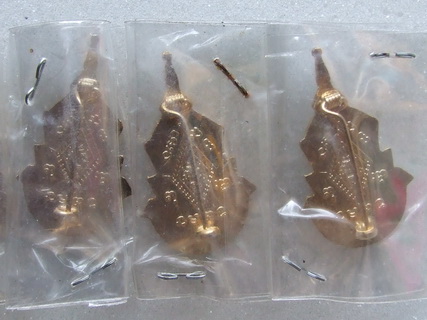 เข็มกลัดเก่า พระพุทธชินราช กะไหล่ทองลงยาสีแดง-น้ำเงิน น้ำเงิน-ขาว รวม 5 อัน สภาพสวย ซองเดิม