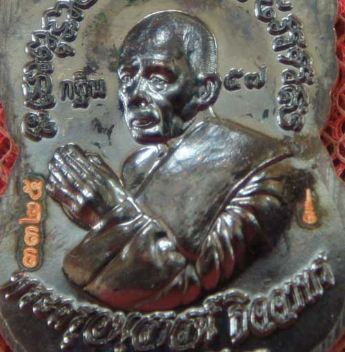 เหรียญหลวงปู่ทวด ที่ระลึกงานกฐิน พ่อท่านเขียว วัดห้วยเงาะ ปี 57 เนื้อทองเเดงลมดำ หน้ากากฝาบาต หมายเล