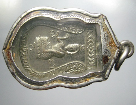 พระพุทธชินราชหลังนางกวักเลี่ยมเงิน