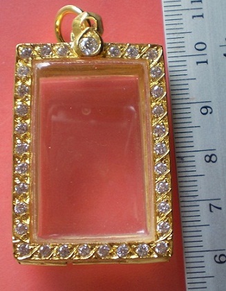 ตลับเงินหน้ากว้าง ล้อมเ้พชร  ชุบทองแท้ ใส่พระสมเด็จ  เคาะเดียว 