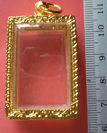 ตลับเงินหน้ากว้าง ล้อมเ้พชร  ชุบทองแท้ ใส่พระสมเด็จ  เคาะเดียว 