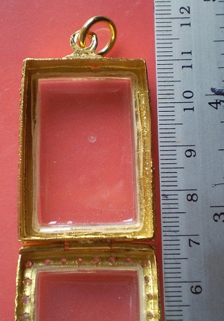 ตลับเงินหน้ากว้าง ล้อมเ้พชร  ชุบทองแท้ ใส่พระสมเด็จ  เคาะเดียว 