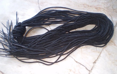 เชือกร่มปลายแหลม  ขนาด 1 มิล  สีดำ   จำนวน 20 เส้น เคาะเดียว  