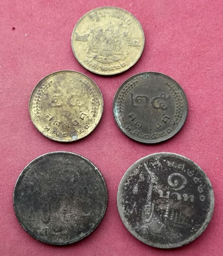 วัดใจเริ่ม 10 บาท กับ เหรียญ ที่ระลึก  ..AW382