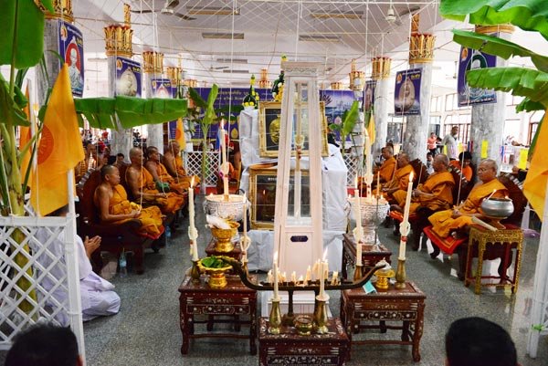 เหรียญมนต์พระกาฬ ปราบไพรี หลวงพ่อคูณ เนื้อทองระฆังลงยาสีแดงจีวรเหลือง หมายเลข 452 กล่องเดิม