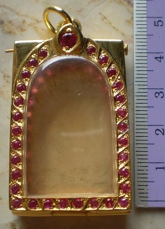 ตลับเงินขัดเงา ล้อมพลอยแดง  ชุบทองแท้  ใส่พระสมเด็จ  เคาะเดียว 