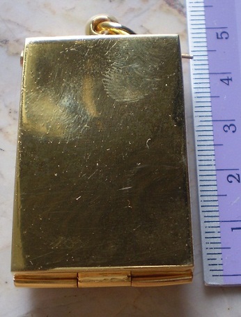 ตลับเงินขัดเงา ล้อมพลอยแดง  ชุบทองแท้  ใส่พระสมเด็จ  เคาะเดียว 