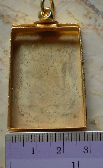 ตลับเงินขัดเงา ล้อมพลอยแดง  ชุบทองแท้  ใส่พระสมเด็จ  เคาะเดียว 