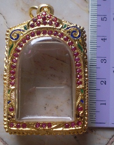 ตลับเงินแกะลาย  ลงยา  ฝั่งพลอยแดง  ใส่พระสมเด็จ  เคาะเดียว 