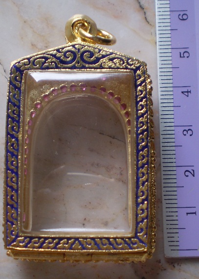 ตลับเงินแกะลาย  ลงยา  ฝั่งพลอยแดง  ใส่พระสมเด็จ  เคาะเดียว 