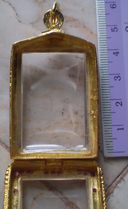 ตลับเงินแกะลาย  ลงยา  ฝั่งพลอยแดง  ใส่พระสมเด็จ  เคาะเดียว 