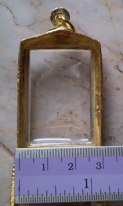 ตลับเงินแกะลาย  ลงยา  ฝั่งพลอยแดง  ใส่พระสมเด็จ  เคาะเดียว 