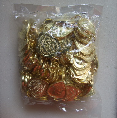 เหรียญ ล.พ.อุตตมะ วัดวังวิเวการาม กาญจนบุรี ฉลองอายุ 94 ปี พ.ศ.2547 เนื้อทองทิพย์  ยกถุง 100 เหรียญ