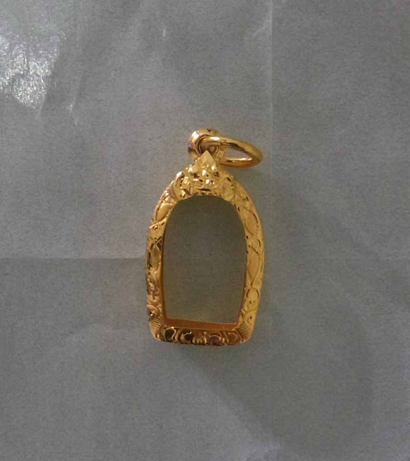 อีกหนึ่งค่ะ เคาะเดียว กรอบทองคำยกซุ้ม ปรกจ้อย งานแกะมือ นน 0.90 ราคา 1700 มือหนึ่ง สวยๆค่ะ