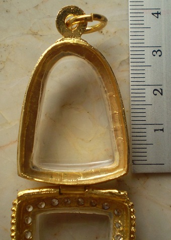 ตลับเงินล้อมเพชร  ชุบทองแท้ ใส่รูปหล่อเล็ก เคาะเดียว 