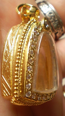 ตลับเงินล้อมเพชร  ชุบทองแท้ ใส่รูปหล่อเล็ก เคาะเดียว 