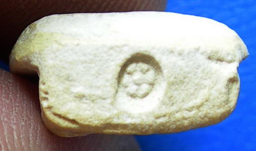 พระผงใบโพธิ์เจ้าคุณนรฯ ก้นดอกจัน ( กฐินวัดห้วยม่วง ) พ.ศ. ๒๕๒๕