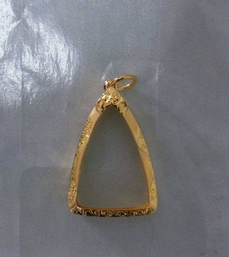 เคาะเดียวค่ะ กรอบทองยกซุ้มหัวสิงห์ ใส่ หลวงพ่อทวด หนัก 1.19 ราคา 2000 