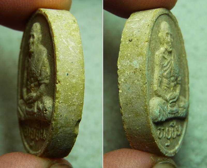 ((หักซ่อม)) พระผงอายุยืน หลวงปู่สี ปี2517 เนื้อผสมชานหมาก สร้างน้อย 2000 องค์ ((หักซ่อม))
