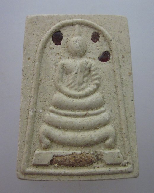 พระสมเด็จโรยพลอยฝังข้าวสารหิน ไม่ทราบที่ครับ