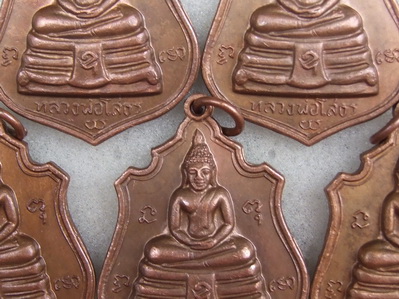 เหรียญ ล.พ.โสธร หลัง 9 รัชกาล พระบารมีปกเกล้า ปี 2514 จำนวน 5 เหรียญ สภาพสวย