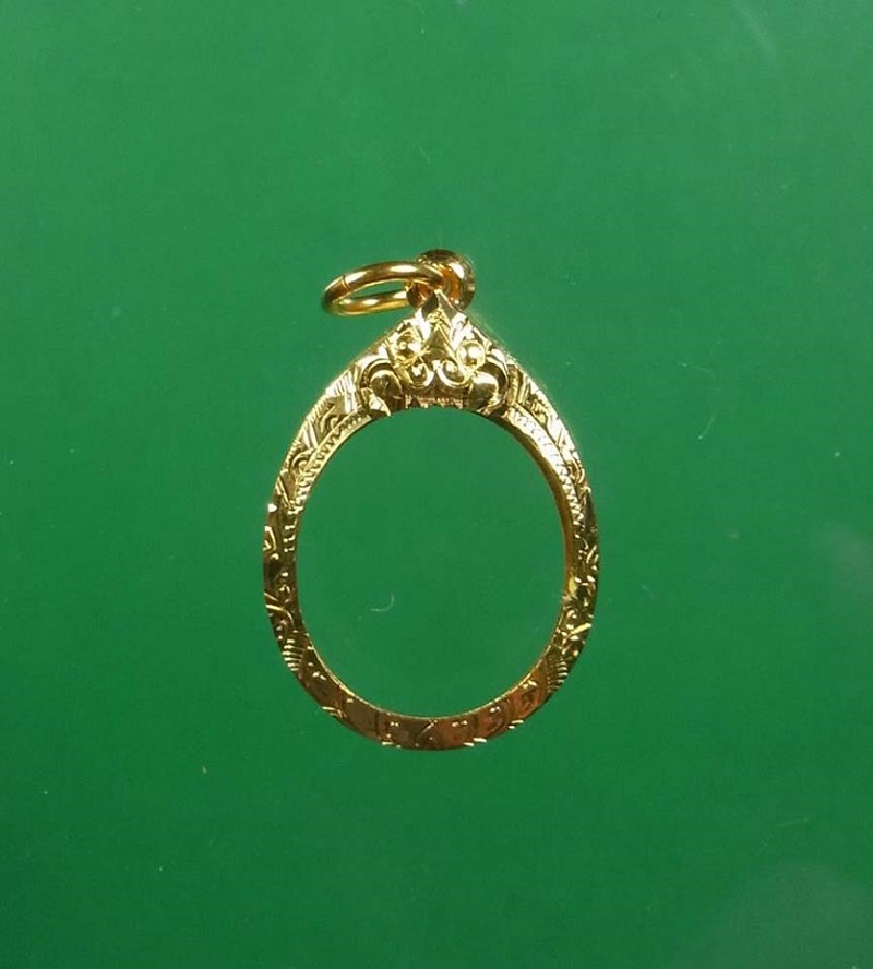 กรอบทองคำยกซุ้มหัวสิงห์ เม็ดแตง หลวงปู่ทวด น้ำหนัก 1.19 ราคา 200 มือหนึ่ง