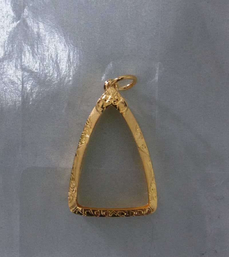 กรอบทองยกซุ้มหัวสิงห์ ใส่ หลวงพ่อทวด หนัก 1.19 ราคา 2000