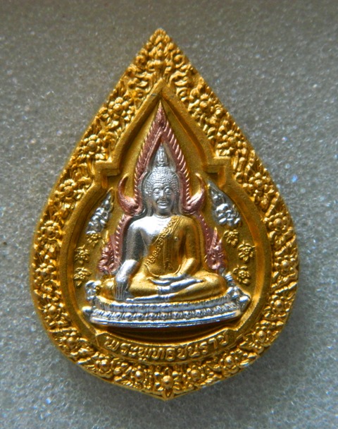 พระดีราคาเบา...เหรียญพระพุทธชินราช รุ่นปิดทอง 3 กษัตริย์ พิมพ์หยดน้ำใหญ่ รหัส ก๒๖๑๕