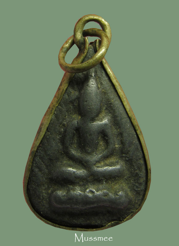 @@@ พระกลีบบัว หลังยันต์ เนื้อตะกั่วหลวงพ่อเดิม วัดหนองโพธิ์ เลี่ยมเดิมๆ ครับบบบบบบบบบบบบบ @@@