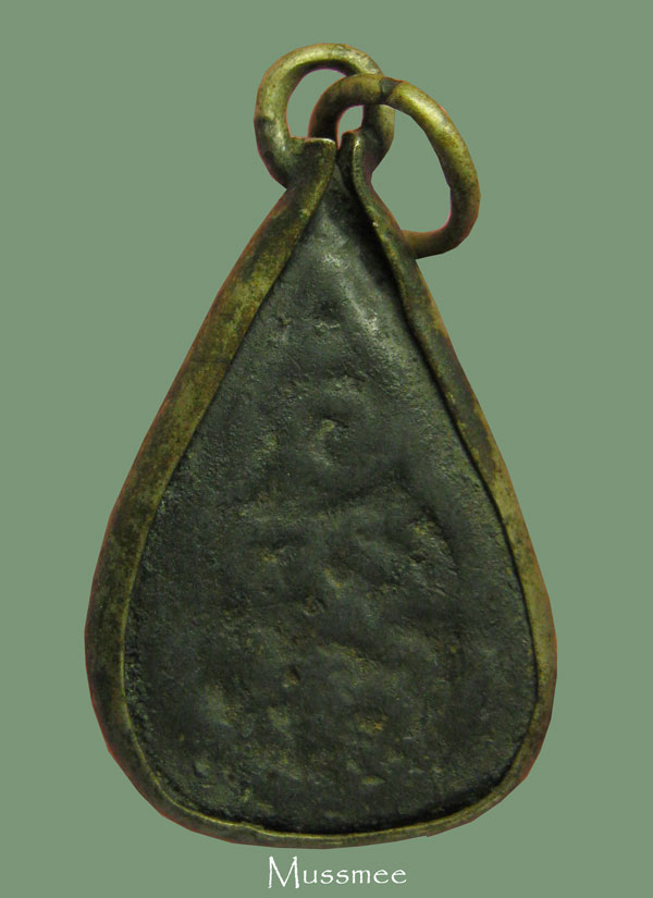 @@@ พระกลีบบัว หลังยันต์ เนื้อตะกั่วหลวงพ่อเดิม วัดหนองโพธิ์ เลี่ยมเดิมๆ ครับบบบบบบบบบบบบบ @@@