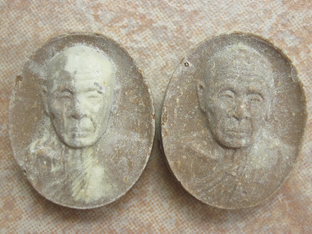 พระผงหลวงปู่แผ้ว วัดรางหมัน รูปไข่ ปี2545 จำนวน2องค์