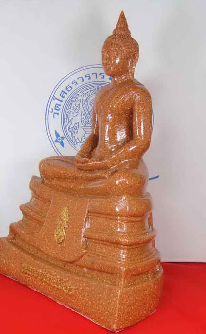 พระบูชาพระพุทธโสธร ขนาดหน้าตัก ๕ นิ้ว เนื้อกระเบื้องหลังคาโบส์ถ ขนาดความสูง 9.5 นิ้ว ฐานกว้าง 7 นิ้ว