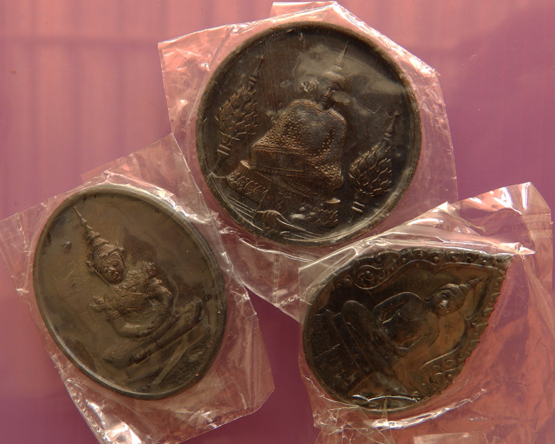 2.ครบชุด สวยๆ..เหรียญพระแก้ว หลังภปร. ฉลองกรุงรัตนโกสินทร์ 200 ปี พ.ศ. 2525 บล็อคพระราชศรัทธา ซองพลา