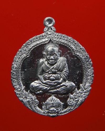 เหรียญหลวงปู่ทวด รุ่นแรก ฉลองวิหารบูรพาจารย์ หลวงพ่อชำนาญ วัดบางกุฎีทอง จ.ปทุมธานี สร้างปี 2545