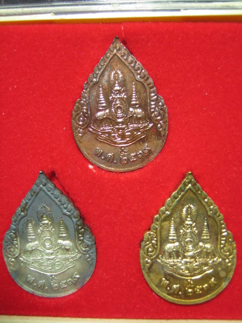 เหรียญพระแก้วมรกต ครบชุด 3 ฤดู ฉลองสิริราชสมบัติ ครบ 50 ปี กะไหล่ทองลงยา พร้อมกล่องเดิม พ.ศ.2539