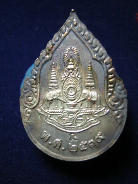 เหรียญพระแก้วมรกต ครบชุด 3 ฤดู ฉลองสิริราชสมบัติ ครบ 50 ปี กะไหล่ทองลงยา พร้อมกล่องเดิม พ.ศ.2539