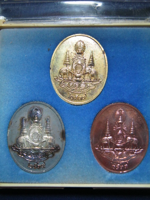 เหรียญพระแก้วมรกต ครบชุด 3 ฤดู ฉลองสิริราชสมบัติ ครบ 50 ปี กะไหล่ทองลงยา พร้อมกล่องเดิม พ.ศ.2539